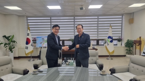 손 맞잡은 김재준 군산시장(왼쪽)과 김영일 군산시의원. 군산시 제공