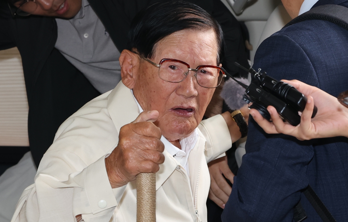 이만희 신천지 총회장이 지난달 4일 합동수사본부 조사를 받기 위해 서울고검에 들어서고 있다. 연합뉴스