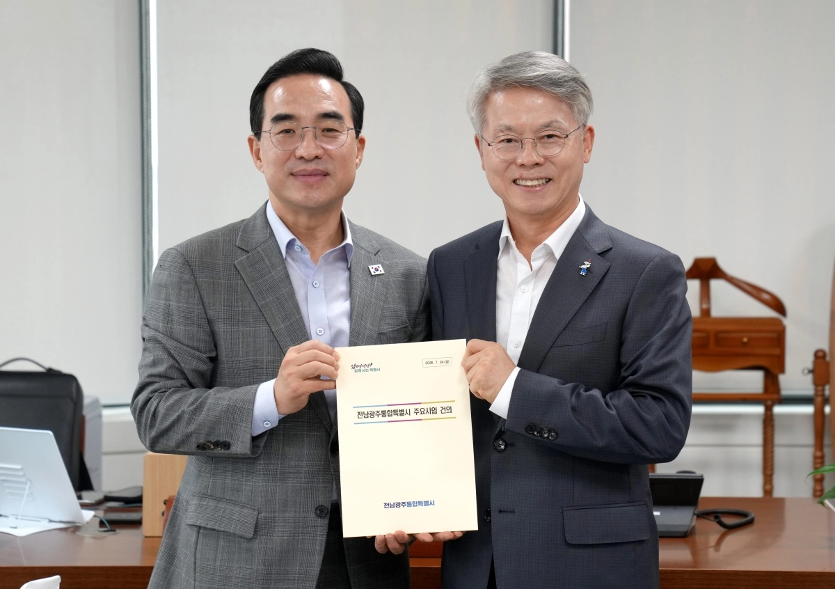 민형배 전남광주통합특별시장(오른쪽)이 24일 서울 한국재정정보원에서 박홍근 기획예산처 장관에게 2027년 지역 현안사업 추진을 위한 국비 지원 건의 내용을 전달하며 기념촬영을 하고 있다. 전남광주통합특별시 제공
