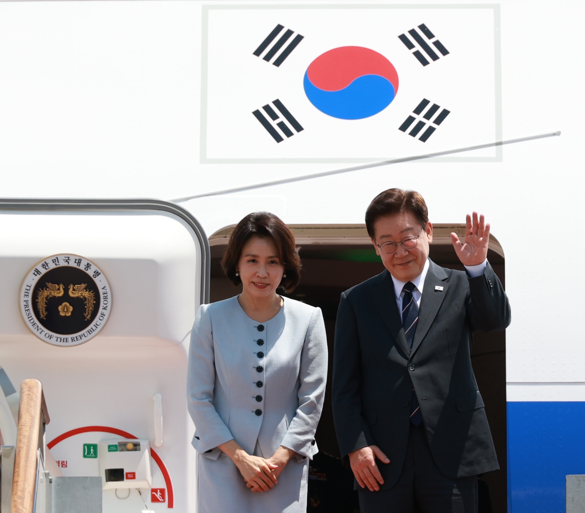 미국과 남미 순방을 위해 출국하는 이재명 대통령과 김혜경 여사가 24일 성남 서울공항 공군 1호기에서 환송객에게 인사하고 있다. 2026.7.24 연합뉴스