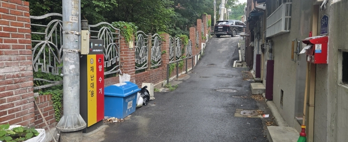서울 성북구가 침수취약지역에 설치한 ‘동네거점 스마트 재난 대응 시스템’ 함체. 성북구 제공