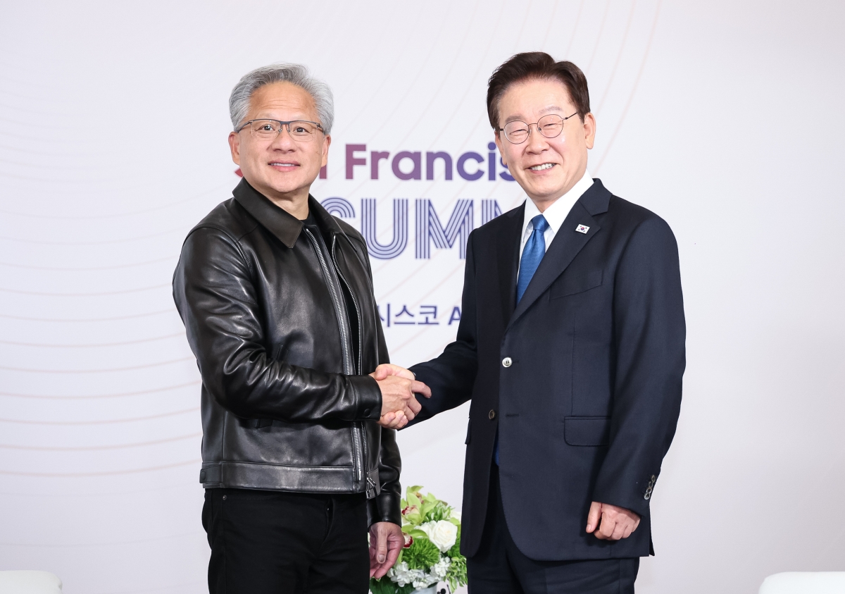 악수하는 이재명 대통령·젠슨 황 엔비디아 CEO