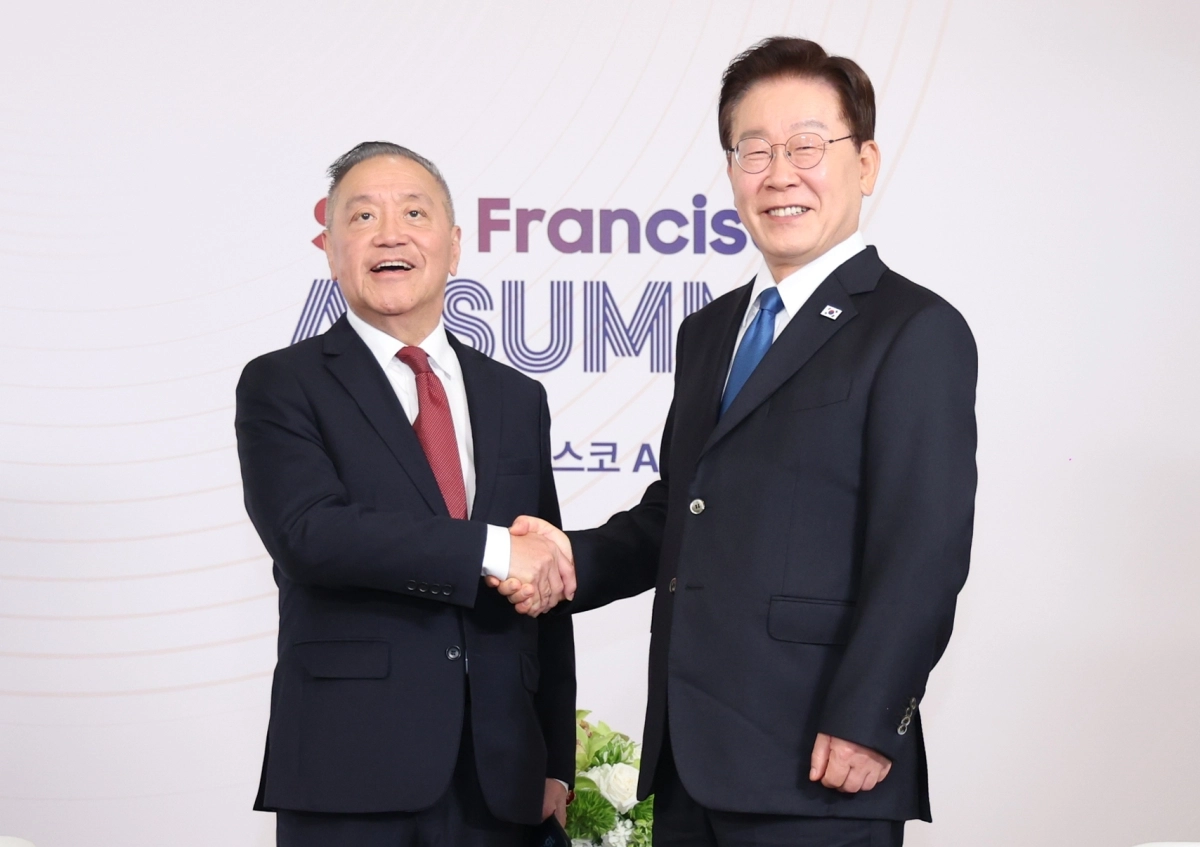 인사 나누는 이재명 대통령·혹 탄 브로드컴 CEO