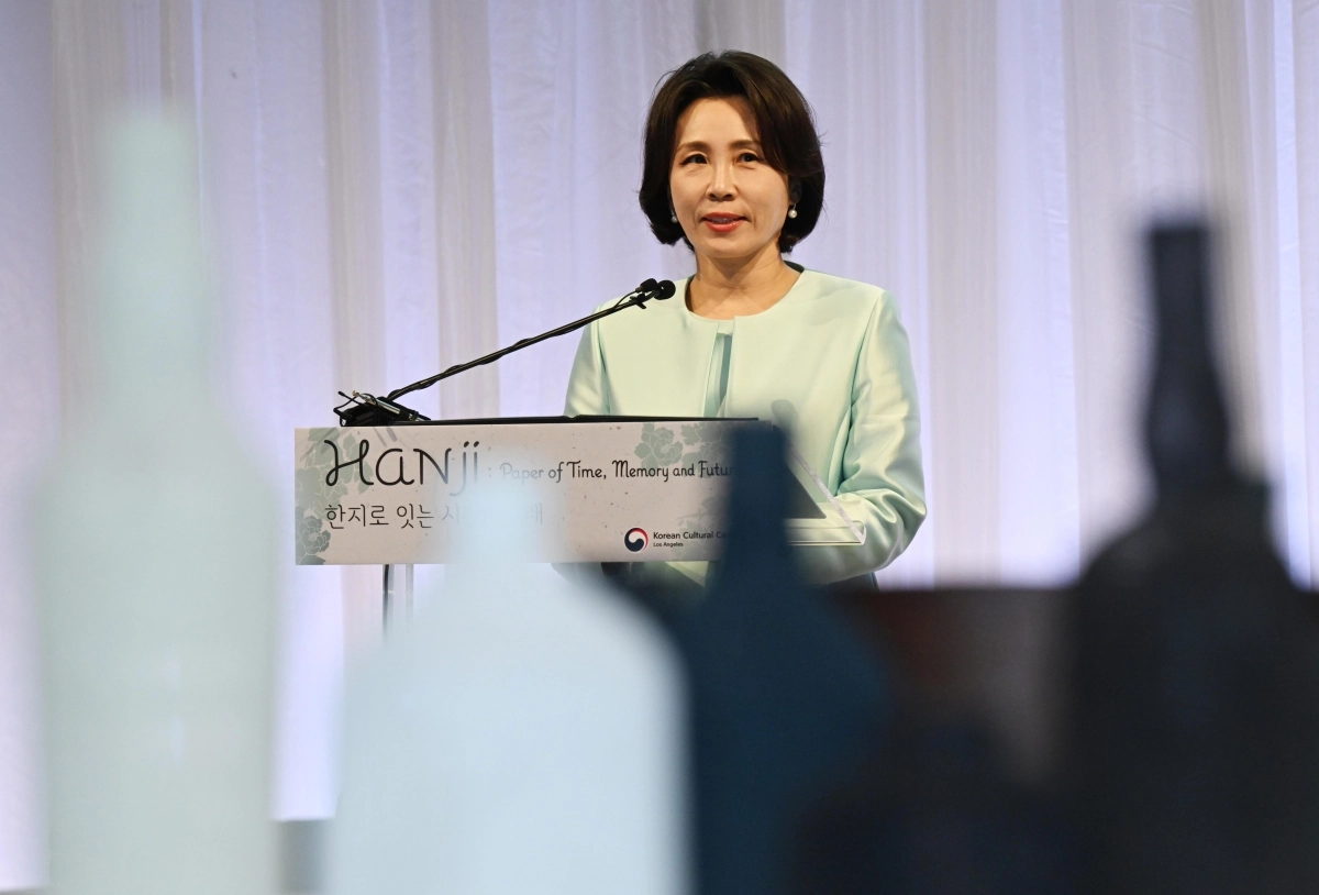 한지 전시행사 참석한 김혜경 여사