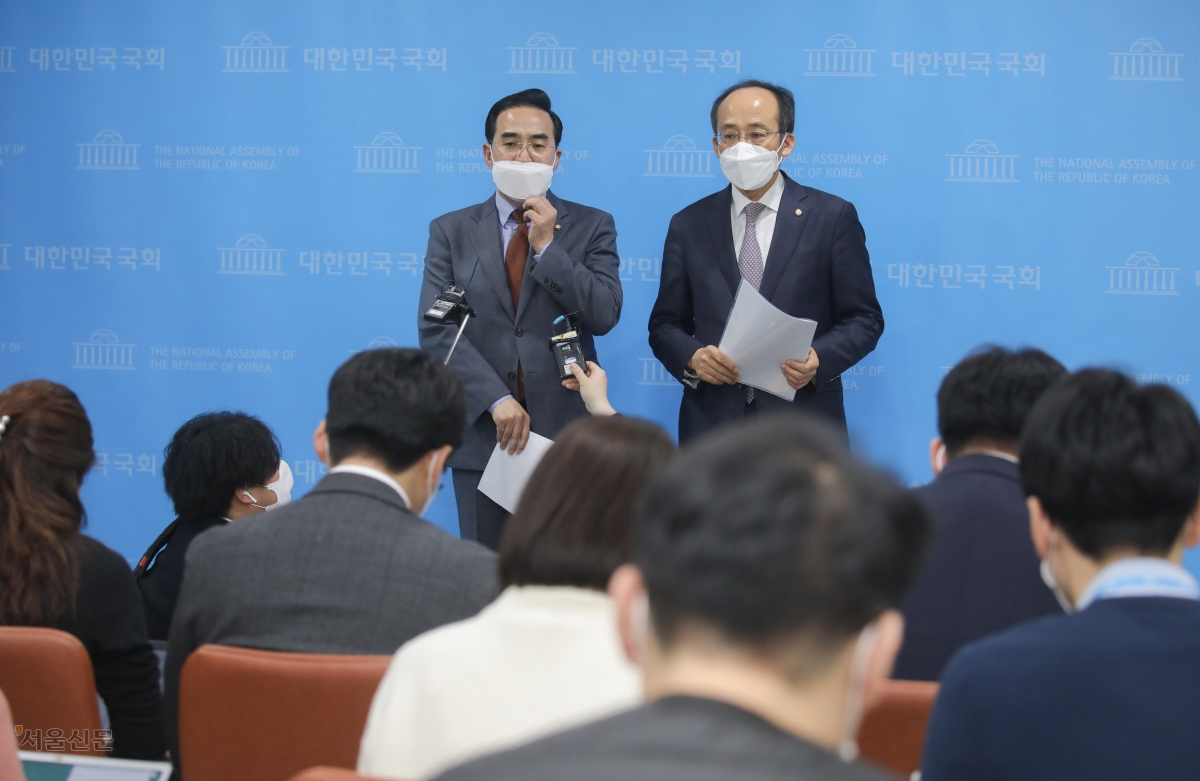 국회 예산결산특별위원회의 간사인 박홍근 더불어민주당 의원, 추경호 국민의힘 의원이 지난 2020년 12월 1일 오전 서울 여의도 국회 소통관에서 2021회계연도 예산안 처리를 위한 합의문을 발표하는 기자회견을 마친 뒤 취재진의 질문에 답변하고 있다. 서울신문DB