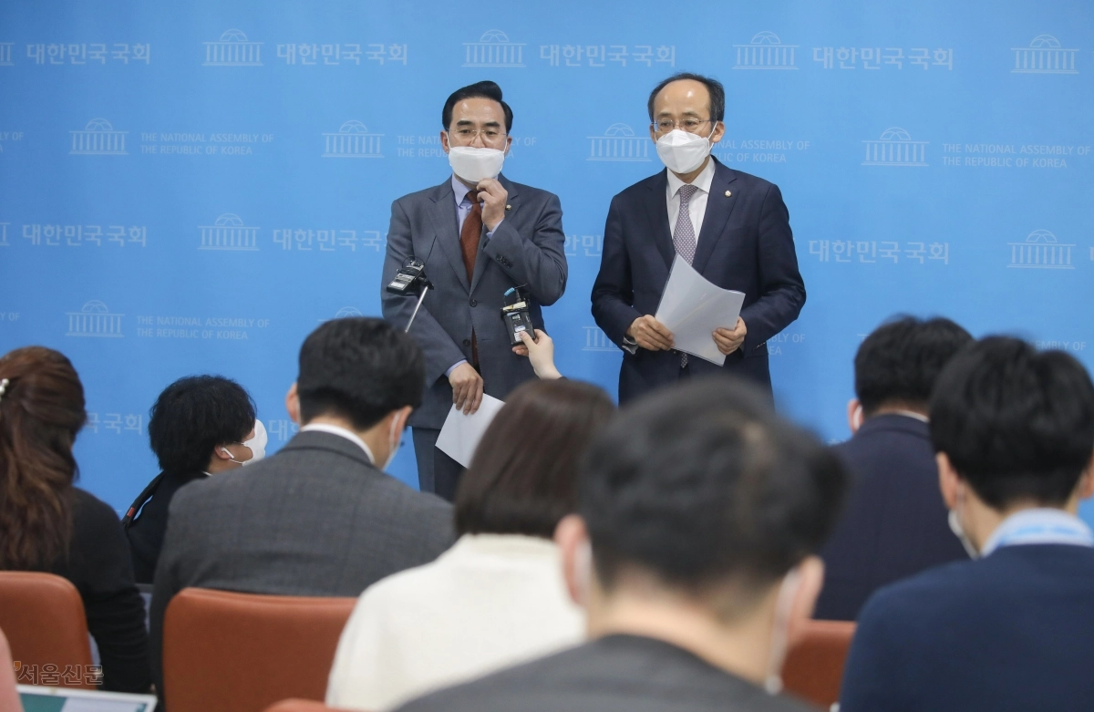 국회 예산결산특별위원회의 간사인 박홍근 더불어민주당 의원, 추경호 국민의힘 의원이 지난 2020년 12월 1일 오전 서울 여의도 국회 소통관에서 2021회계연도 예산안 처리를 위한 합의문을 발표하는 기자회견을 마친 뒤 취재진의 질문에 답변하고 있다. 서울신문DB