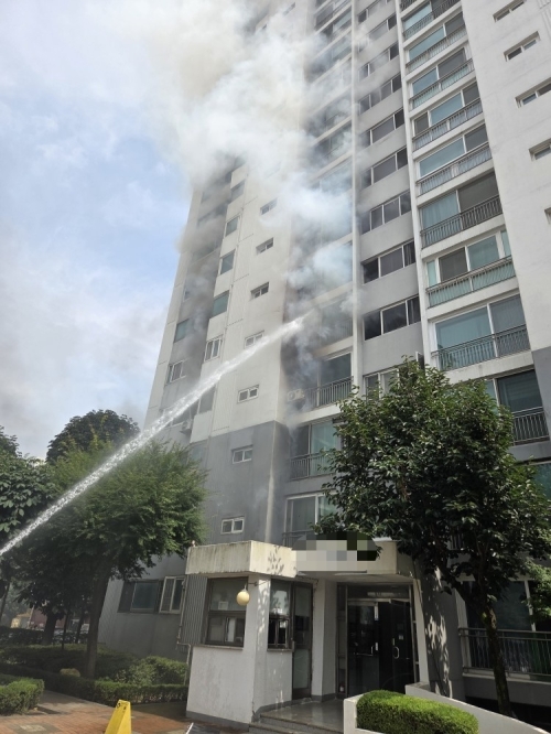 25일  오후 일산 한 아파트 4층에서 발생한 화재를 소방당국이 진화하고 있다.