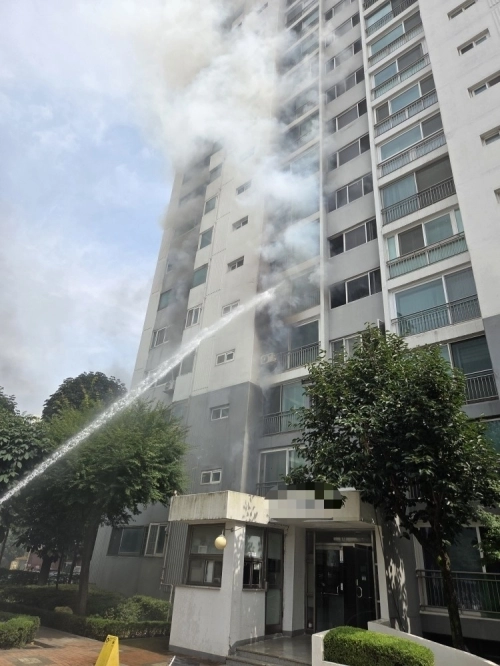 25일  오후 일산 한 아파트 4층에서 발생한 화재를 소방당국이 진화하고 있다.