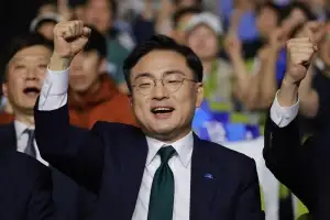 조국혁신당 새 대표에 신장식…차규근·황현선 최고위원 당선
