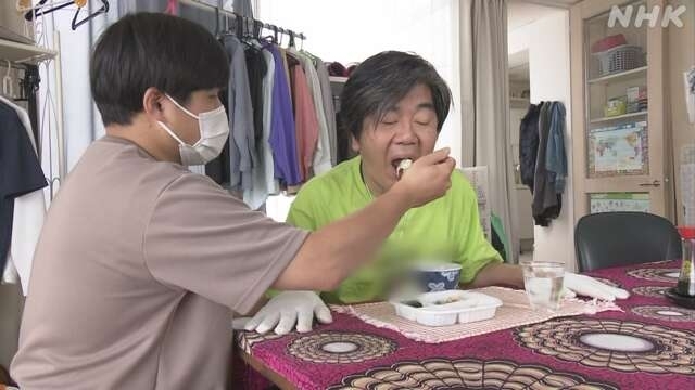 일본 도쿄에 거주 중인 50대 일본인 남성 A(오른쪽)씨는 지지난해 지인과 함께 방문한 음식점에서 ‘닭회’(토리사시)가 포함된 코스요리를 먹은 뒤 ‘길랭ㆍ바레증후군’ 진단을 받았다. NHK 보도화면 캡처
