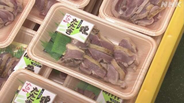 일본 후생노동성은 생닭으로 인한 식중독이 잇따르자 사업자가 생식용으로 판매하는 닭고기를 가공할 때의 위생 기준 등을 정한 가이드라인을 처음으로 제정하는 등 대책을 강화하기로 했다. 사진은 일본에서 판매 중인 닭회의 모습. NHK 보도화면 캡처