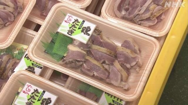 일본 후생노동성은 생닭으로 인한 식중독이 잇따르자 사업자가 생식용으로 판매하는 닭고기를 가공할 때의 위생 기준 등을 정한 가이드라인을 처음으로 제정하는 등 대책을 강화하기로 했다. 사진은 일본에서 판매 중인 닭회의 모습. NHK 보도화면 캡처