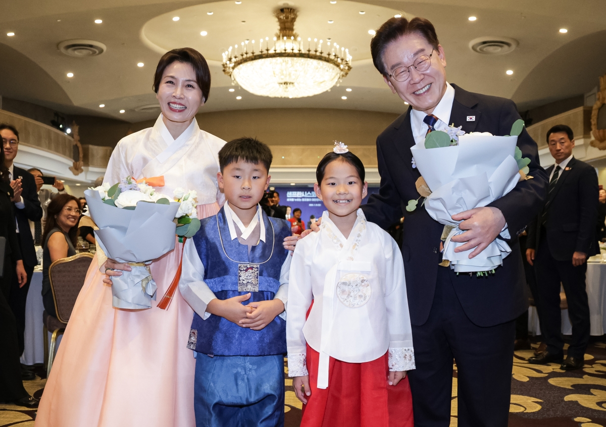 화동들과 기념촬영 하는 이재명 대통령·김혜경 여사