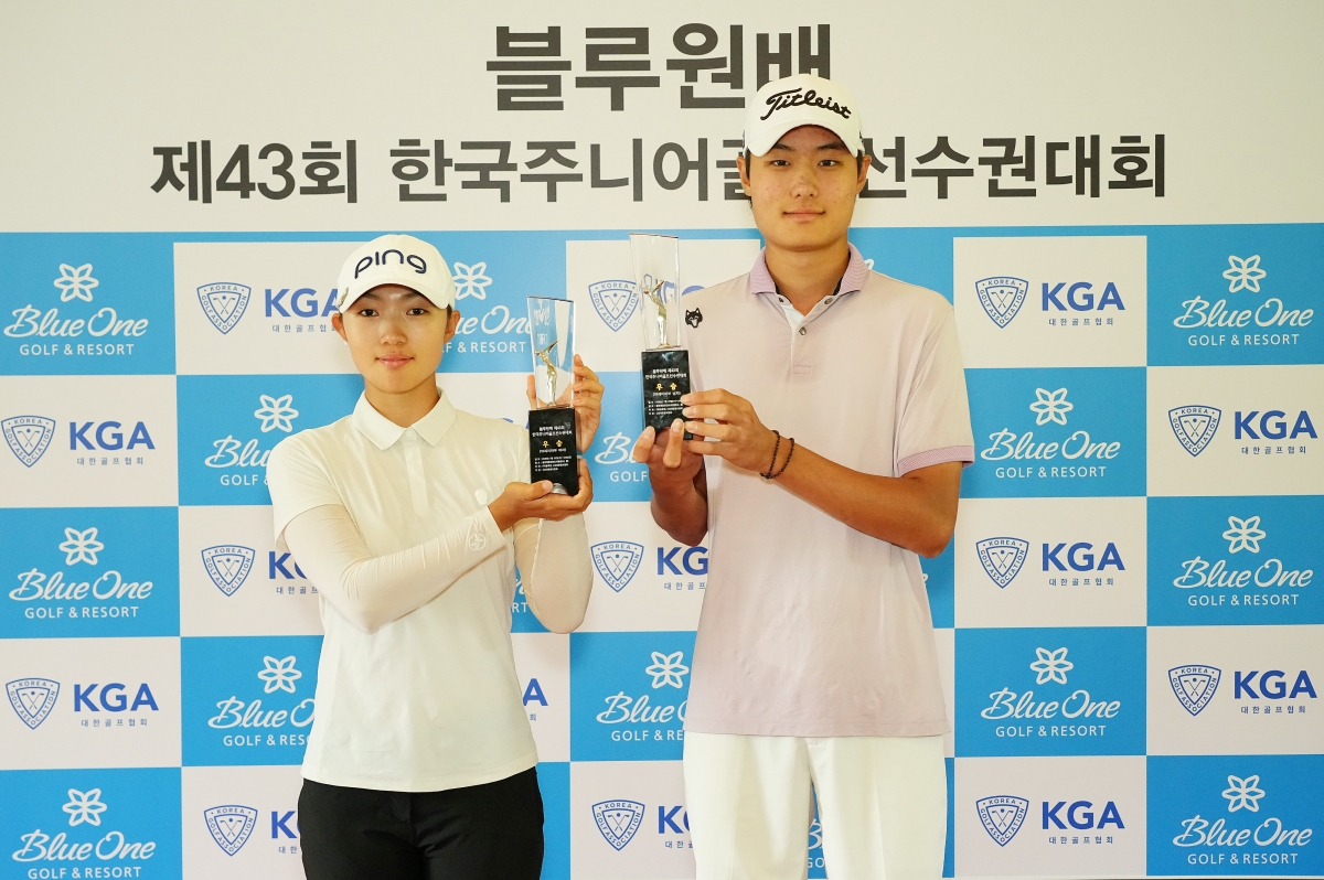 김혁준과 문아린이 우승 트로피를 들어 보이고 있다. 대한골프협회 제공.