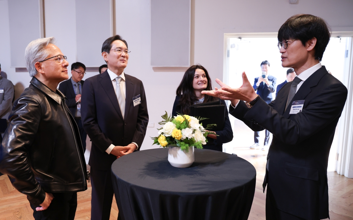 이해진 네이버 이사회 의장(오른쪽부터), 매디슨 황 엔비디아 옴니버스·로보틱스 제품 마케팅 수석 이사, 이재용 삼성전자 회장, 젠슨 황 엔비디아 최고경영자가 24일(현지시간) 미국 샌프란시스코 더 미드웨이에서 열린 ‘샌프란시스코 AI 서밋’에서 대화하고 있다. 2026.7.25 <저작권자(c) 연합뉴스, 무단 전재-재배포, AI 학습 및 활용 금지>