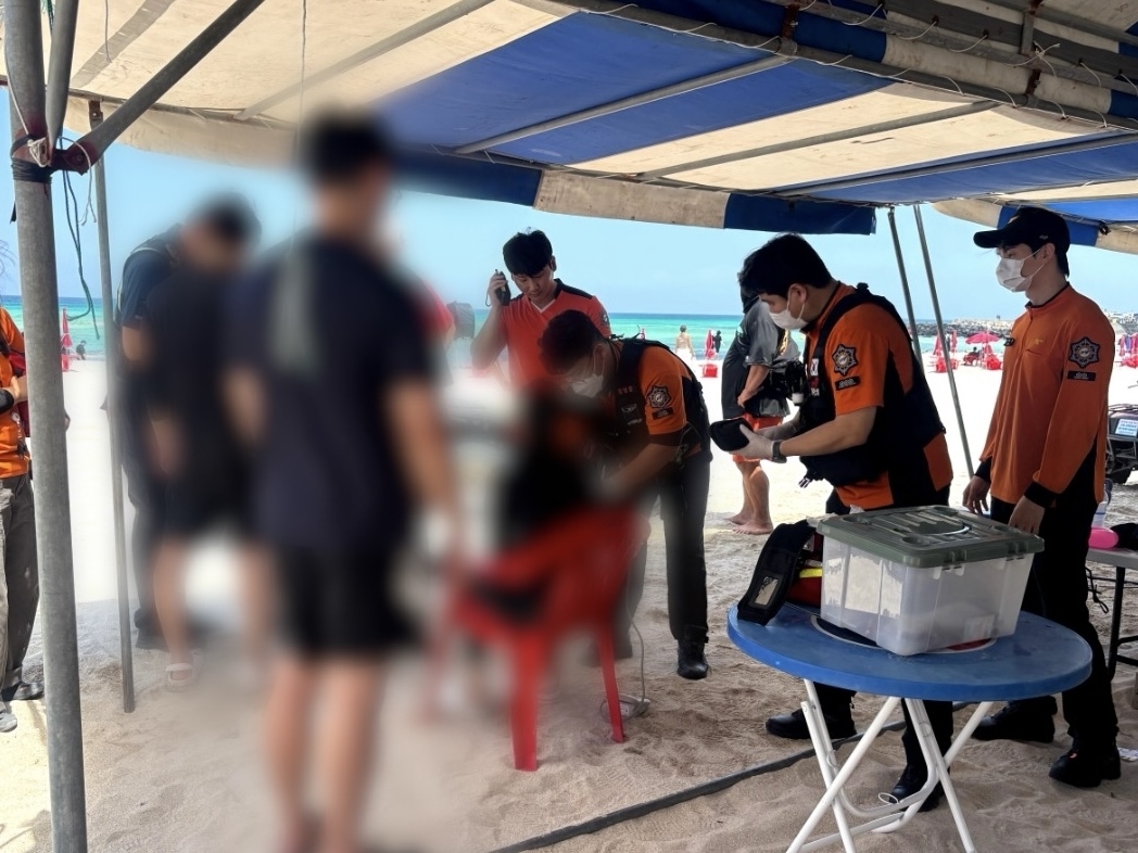 지난 23일 오전 11시 35분쯤 제주시 애월읍 곽지해수욕장에서 물놀이를 하던 40대 여성이 쓰러져 안전요원이 CPR을 통해 구조했다. 제주도소방안전본부 제공
