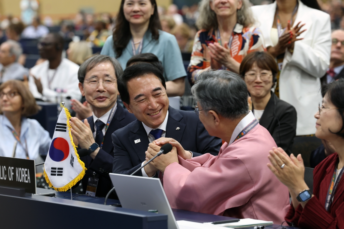 박수현 충남도지사가 제48차 유네스코 세계유산위원회에서 서산갯벌의 세계유산 확대 등재 발표 후 축하를 받고 있다. 도 제공
