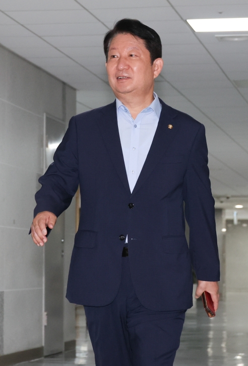권영진 국민의힘 의원이 지난 22일 국회의원회관에서 열린 국민의힘 초·재선 의원 모임인 ‘대안과 미래’ 조찬 모임에 참석하고 있다. 뉴시스