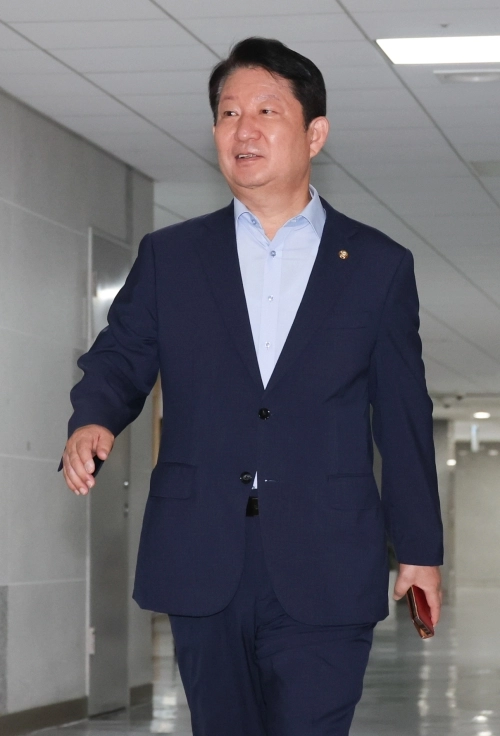 권영진 국민의힘 의원이 지난 22일 국회의원회관에서 열린 국민의힘 초·재선 의원 모임인 ‘대안과 미래’ 조찬 모임에 참석하고 있다. 뉴시스