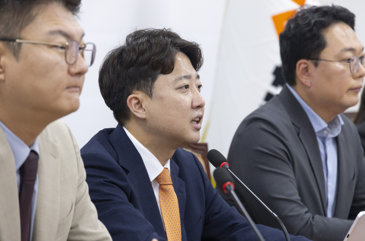 개혁신당 이준석 대표가 23일 국회에서 열린 최고위원회의에서 더불어민주당이 추진하고 있는 검찰의 보완수사관 폐지와 관련한 발언을 하고 있다. 연합뉴스