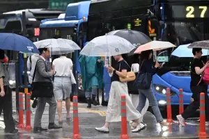 “태풍 와도 정시 출근”…직장인 10명 중 4명 자연재해에도 목숨 건 출근