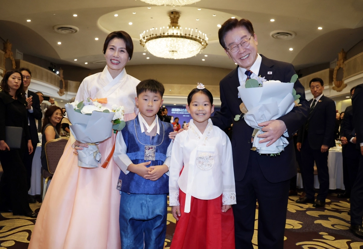 이재명 대통령과 김혜경 여사가 25일(현지시간) 샌프란시스코 한 호텔에서 열린 동포 오찬간담회에서 화동과 기념촬영을 하고 있다. 2026.7.26 샌프란시스코 연합뉴스