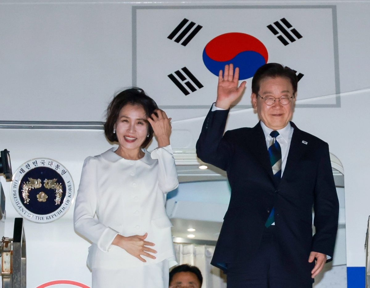 미국 샌프란시스코 방문을 마친 이재명 대통령과 김혜경 여사가 25일(현지시간) 샌프란시스코 국제공항 공군 1호기에서 환송객에게 인사하고 있다. 2026.7.26 연합뉴스