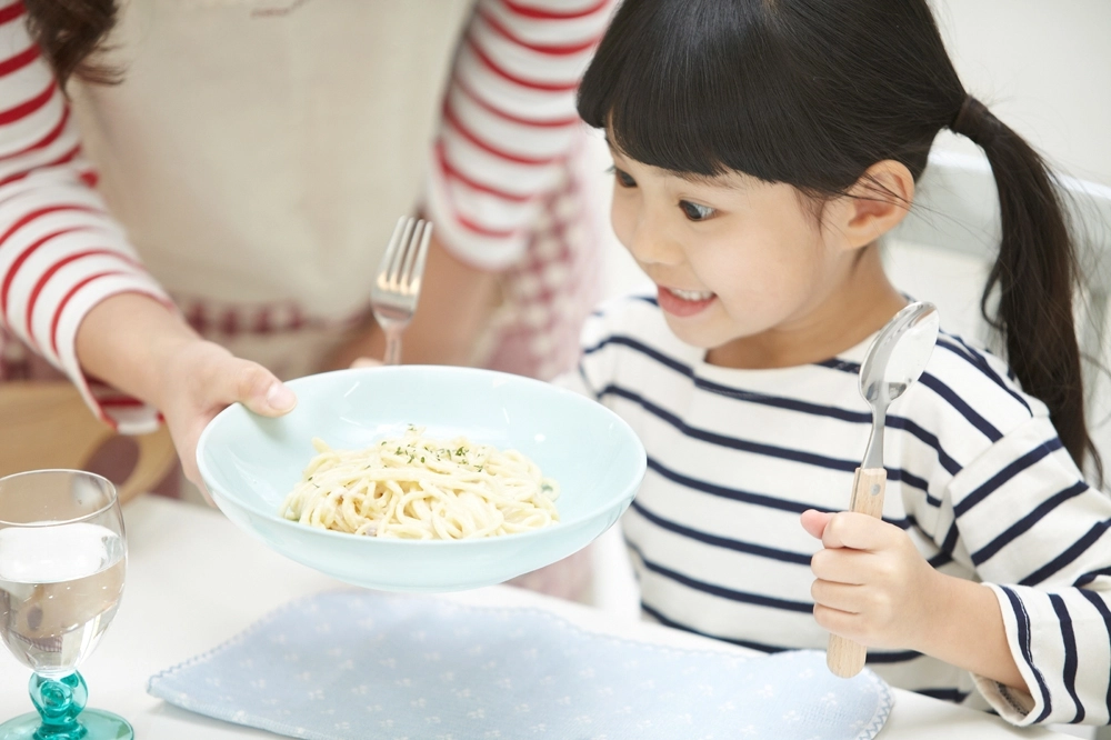식사 중 물을 자주 마신 사람일수록 음식을 더 많이 먹었다는 연구 결과가 나왔다. 아이클릭아트