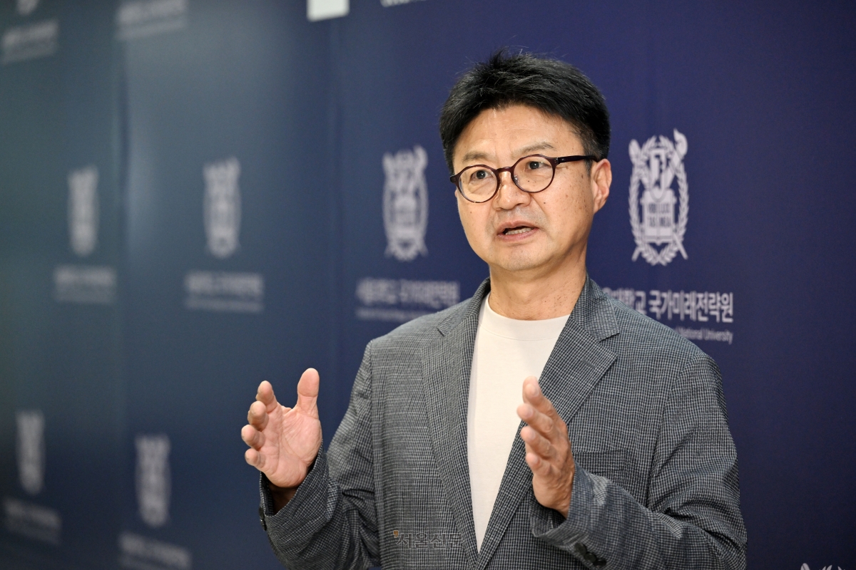 강원택 서울대 국가미래전략원장이 지난 20일 원장실에서 진행한 서울신문과의 인터뷰에서 한국 정치의 세대 교체에 대해 말하고 있다. 강 원장은 이재명 정부의 통합 인사 방향과 관련해선 “좀더 넓게 써도 좋을 거 같다”며 “종교 지도자, 보수 인사 등 각계각층의 다양한 사람들을 만나 그들의 목소리를 경청하는 것도 필요하다”고 말했다. 도준석 전문기자