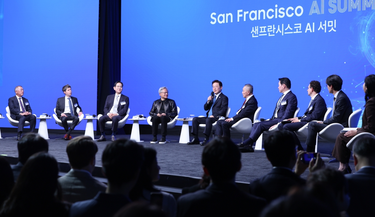 이재명 대통령이 지난 24일(현지시간) 미국 샌프란시스코 더 미드웨이에서 열린 ‘샌프란시스코 AI 서밋’에서 발언하고 있다. 왼쪽부터 정의선 현대차그룹 회장, 샘 올트먼 오픈AI 최고경영자(CEO), 이재용 삼성전자 회장, 젠슨 황 엔비디아 CEO, 이 대통령, 혹 탄 브로드컴 CEO, 최태원 SK 회장, 다리오 아모데이 앤트로픽 CEO, 이해진 네이버 의장. 샌프란시스코 뉴스1