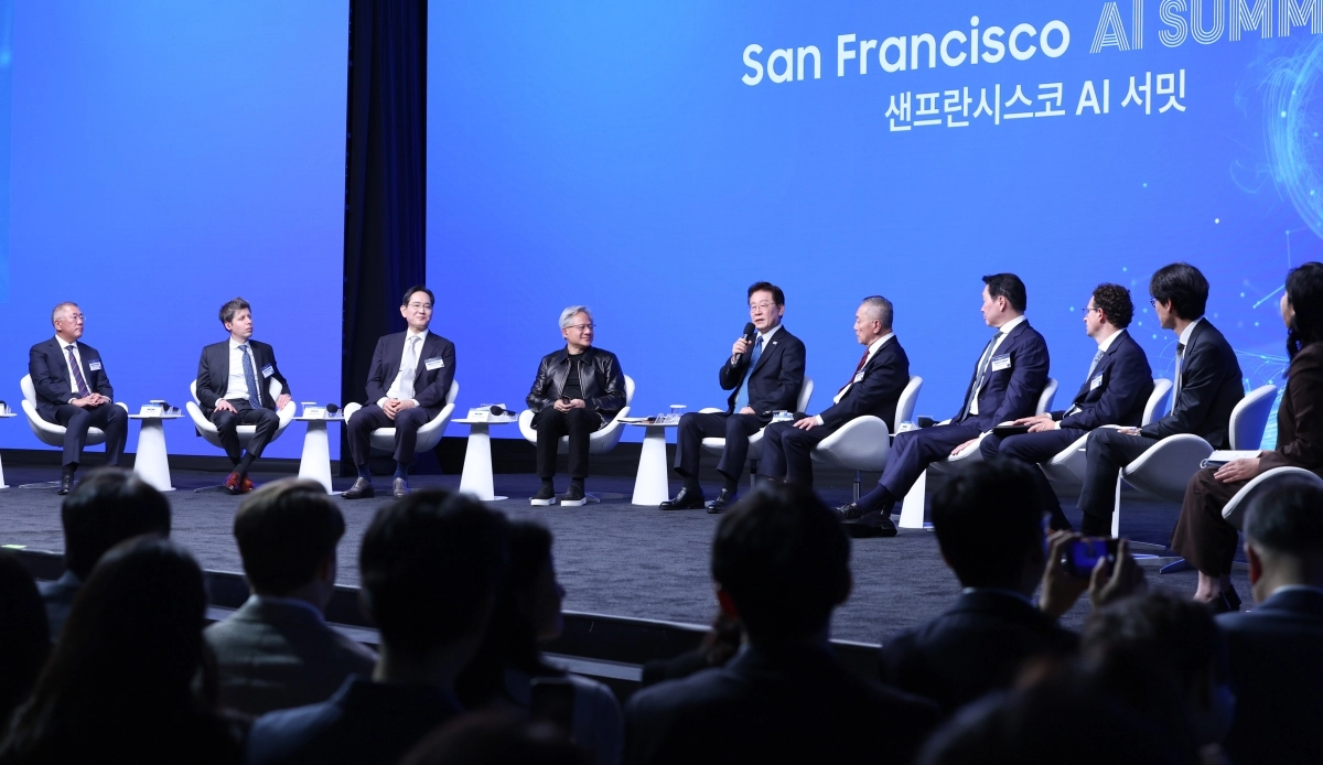 이재명 대통령이 지난 24일(현지시간) 미국 샌프란시스코 더 미드웨이에서 열린 ‘샌프란시스코 AI 서밋’에서 발언하고 있다. 왼쪽부터 정의선 현대차그룹 회장, 샘 올트먼 오픈AI 최고경영자(CEO), 이재용 삼성전자 회장, 젠슨 황 엔비디아 CEO, 이 대통령, 혹 탄 브로드컴 CEO, 최태원 SK 회장, 다리오 아모데이 앤트로픽 CEO, 이해진 네이버 의장. 샌프란시스코 뉴스1