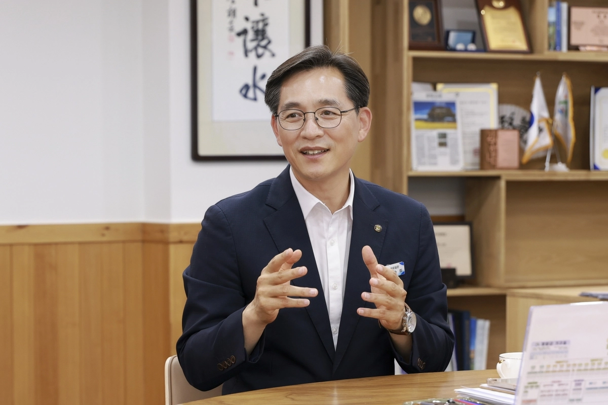 우승희 전남광주 영암군수가 26일 서울신문과의 인터뷰에서 에너지 자립마을과 스마트 농축산업 확대, 영암형 순환 경제 등 민선 9기 군정 목표를 밝히고 있다. 영암군 제공