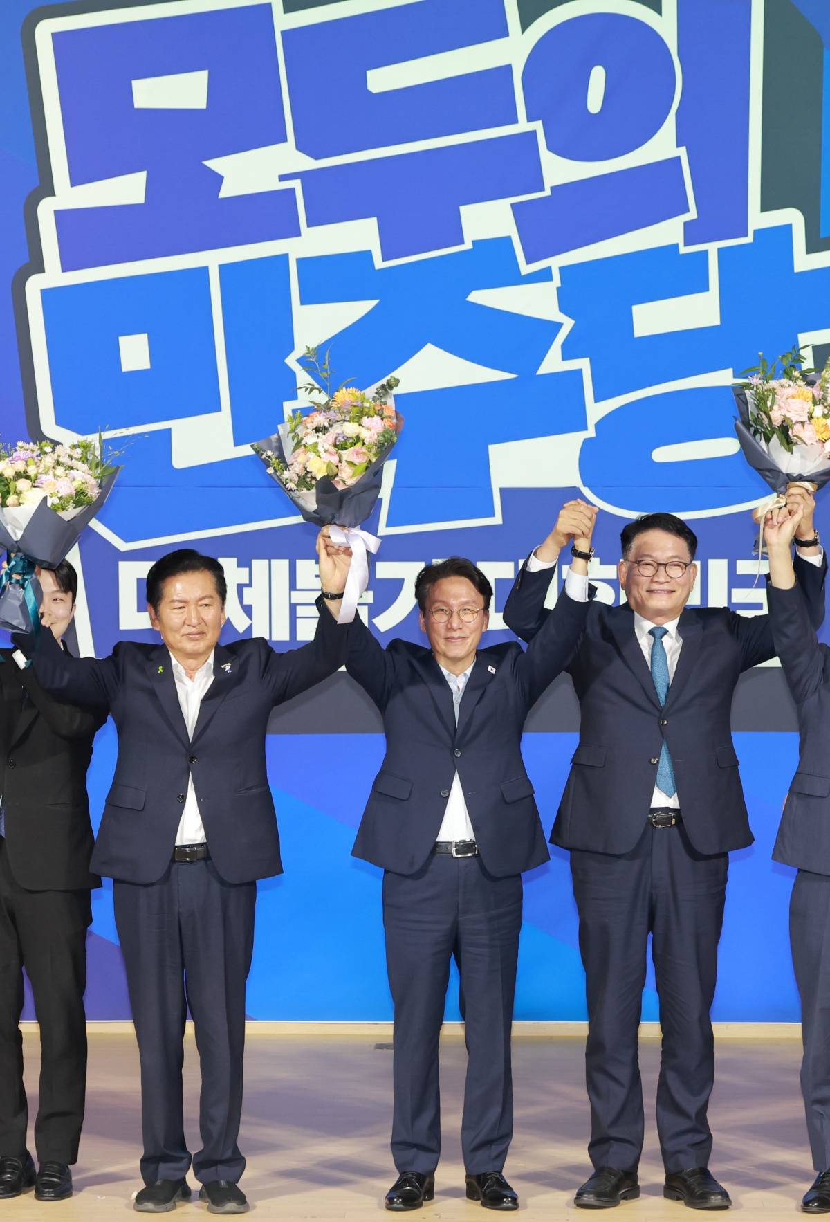 지금 여권은 정체성과 정통성을 놓고 내분이 커지고 있다. 이대로라면 중도층의 이반, 반여권 세력의 결집이 가속화될 수 있다. 사진은 지난 23일 더불어민주당 당대표 예비경선을 통과한 정청래·김민석·송영길 후보가 국회 의원회관에서 기념 촬영하는 모습. 연합뉴스