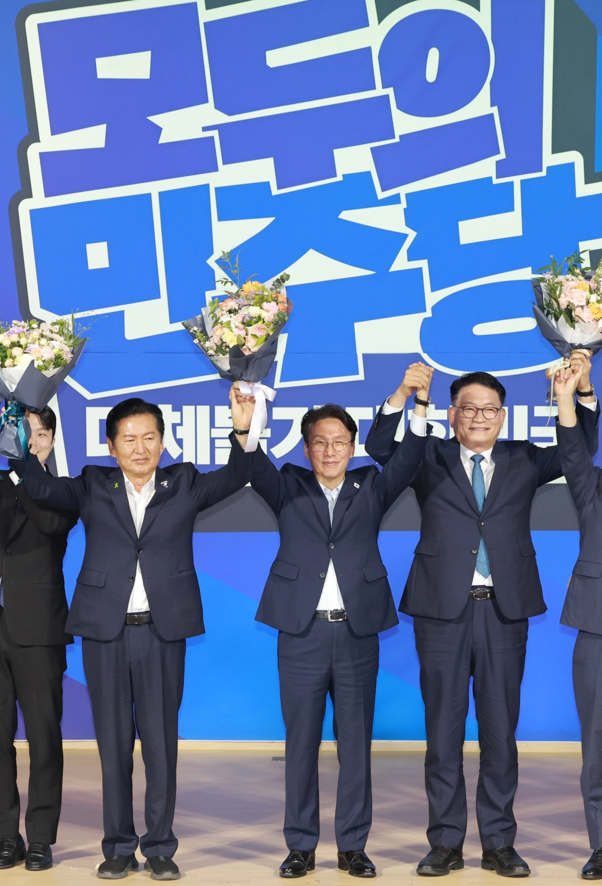 지금 여권은 정체성과 정통성을 놓고 내분이 커지고 있다. 이대로라면 중도층의 이반, 반여권 세력의 결집이 가속화될 수 있다. 사진은 지난 23일 더불어민주당 당대표 예비경선을 통과한 정청래·김민석·송영길 후보가 국회 의원회관에서 기념 촬영하는 모습. 연합뉴스