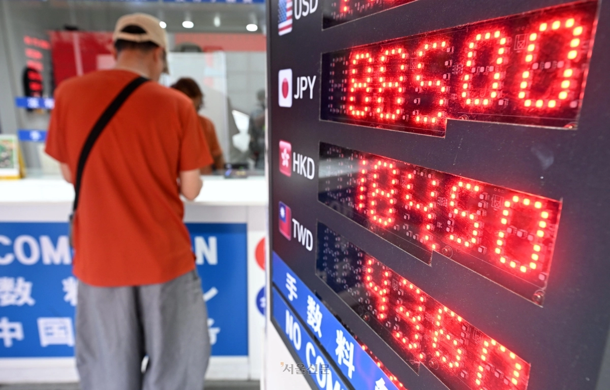 26일 서울 중구 명동 환전소에 주요국 환율이 표시된 모습. 원엔 환율이 100엔당 885.0엔을 가리키고 있다. 원엔 재정환율은 지난 24일 오후 3시 30분 기준 100엔당 895.44원으로 1년 8개월 만에 800원대로 내려왔다. 도준석 전문기자