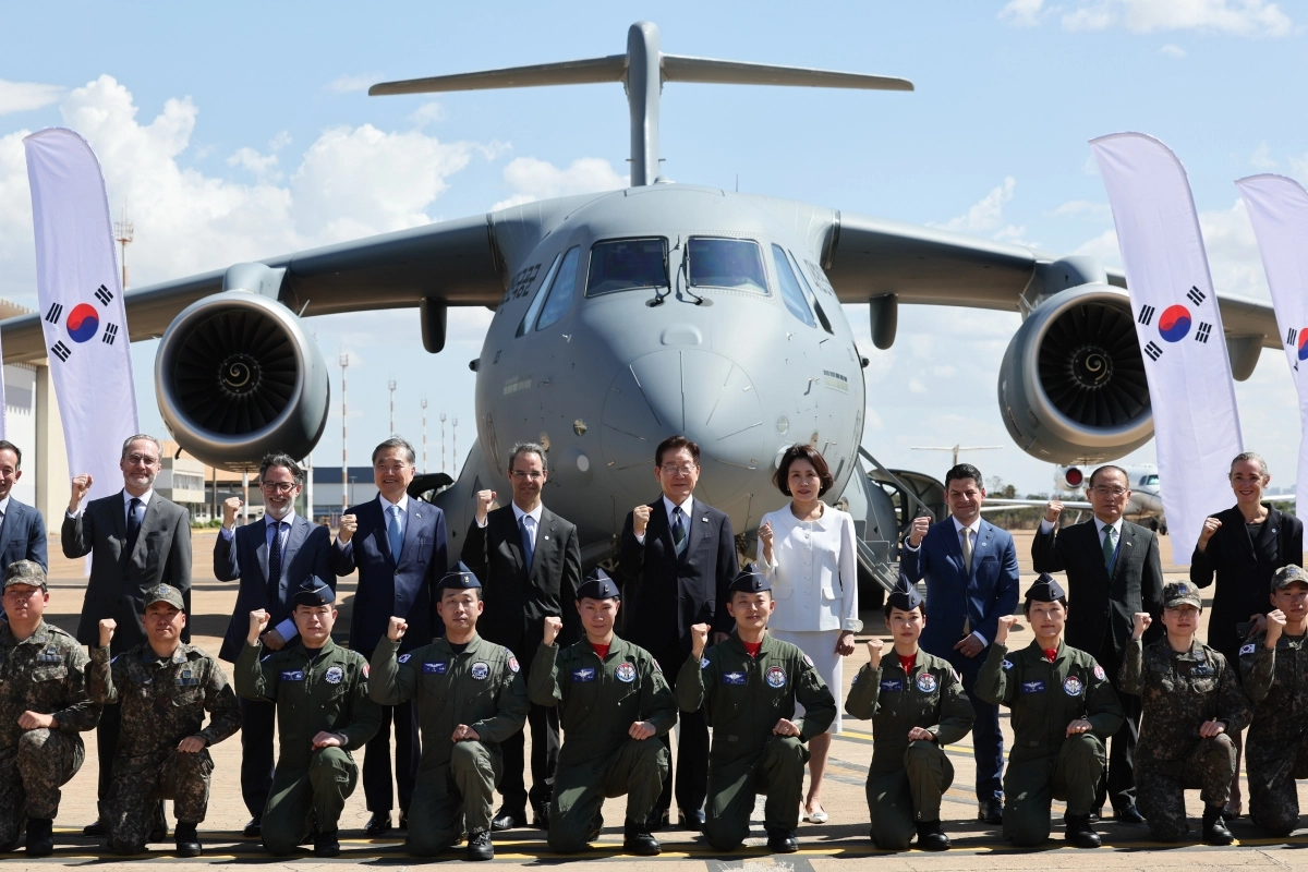 [수정본] C-390 수송기 앞에서 기념촬영 하는 이재명 대통령
