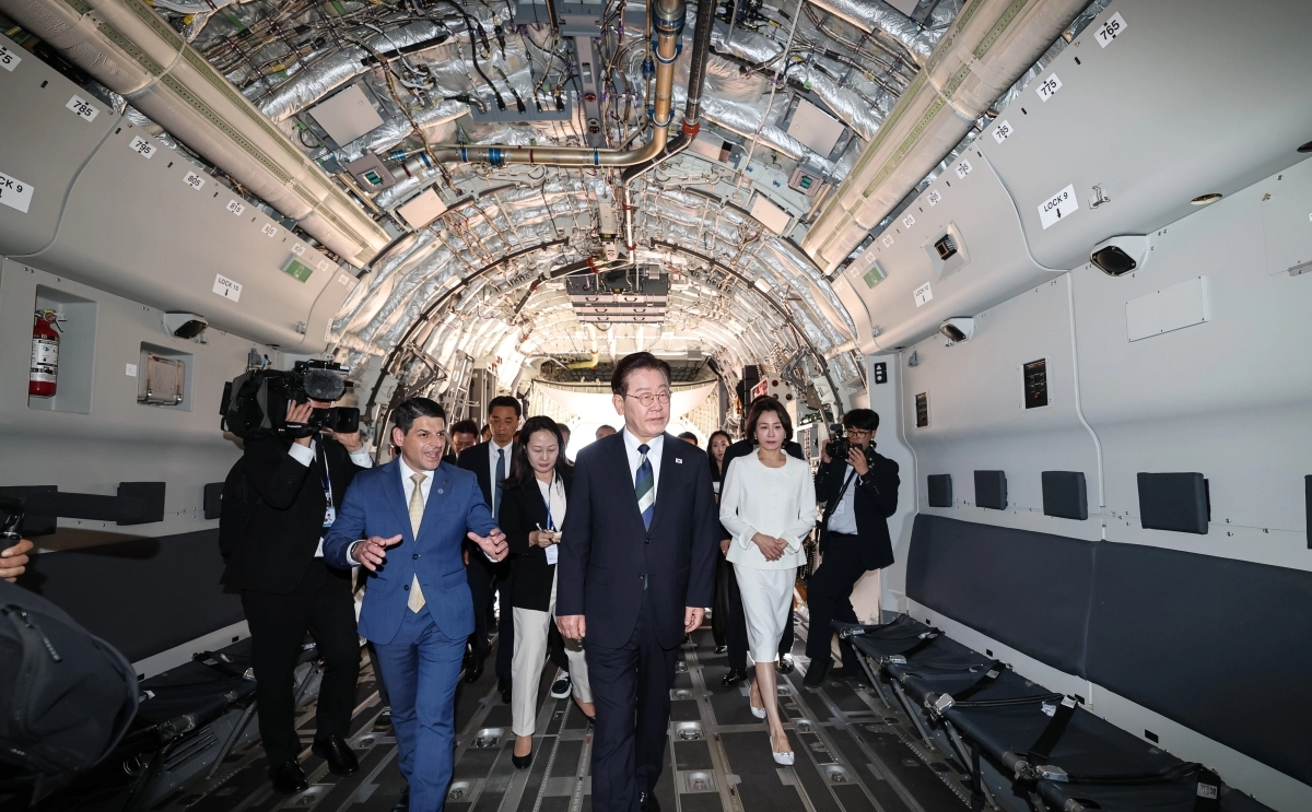 C-390 수송기 시찰하는 이재명 대통령