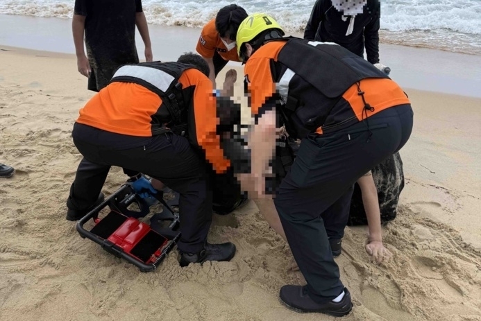 26일 오후 고성 화진포 콘도 앞 비지정해변에서 물놀이 중이던 한 가족이 위험에 처하자, 이를 구조한 성인 2명이 심정지 판정을 받아 안타까움을 더하고 있다. 구조 당시 모습. 고성소방서 제공