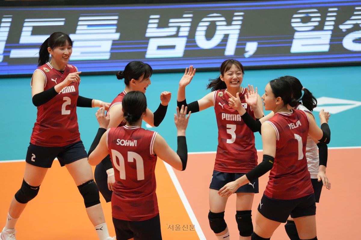 여자배구 대표팀 선수들이 26일 충북 제천체육관에서 열린 인도네시아와의 세 번째 평가전에서 승리한 뒤 기뻐하고 있다. 2026.7.26 대한배구협회 제공