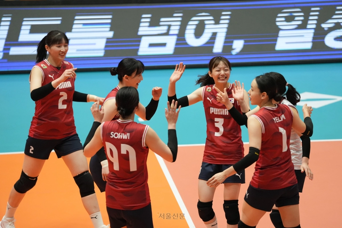 여자배구 대표팀 선수들이 26일 충북 제천체육관에서 열린 인도네시아와의 세 번째 평가전에서 승리한 뒤 기뻐하고 있다. 2026.7.26 대한배구협회 제공