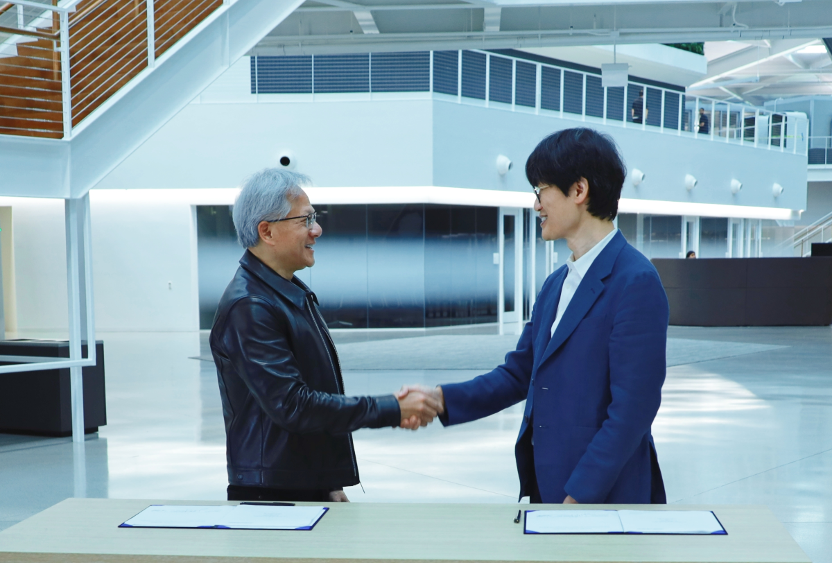 이해진(오른쪽) 네이버 의장과 젠슨 황 엔비디아 최고경영자(CEO)가 지난 24일(현지시간) 미국 캘리포니아주 엔비디아 사옥에서 10억 달러 규모의 전략적 투자 계약을 체결한 뒤 악수를 하고 있다. 네이버 제공