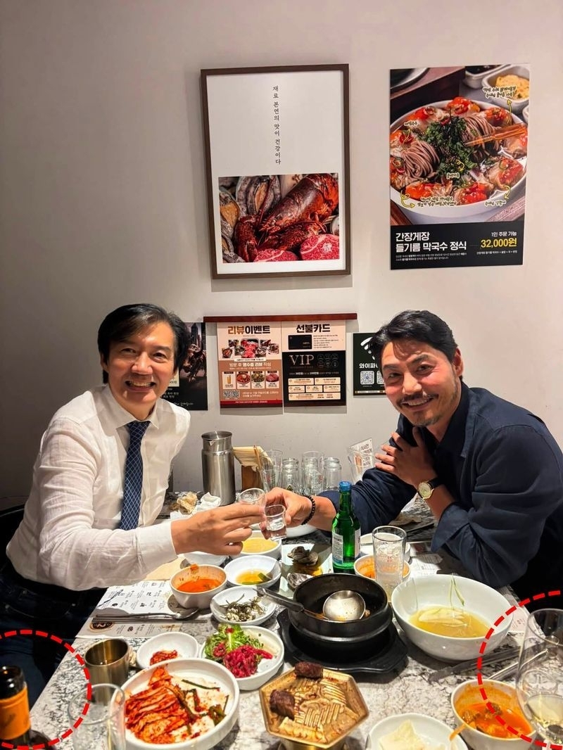 조국 전 조국혁신당 대표가 지난 24일 배우 이관훈씨와 함께한 술자리 사진을 소셜미디어(SNS)에 올린 뒤 ‘소주 인증샷’ 논란이 발생했다. 와인병과 와인이 담긴 잔(붉은 원)이 있는데도 소주잔을 들고 건배했다는 지적이 나왔다. 조국 전 조국혁신당 대표 페이스북