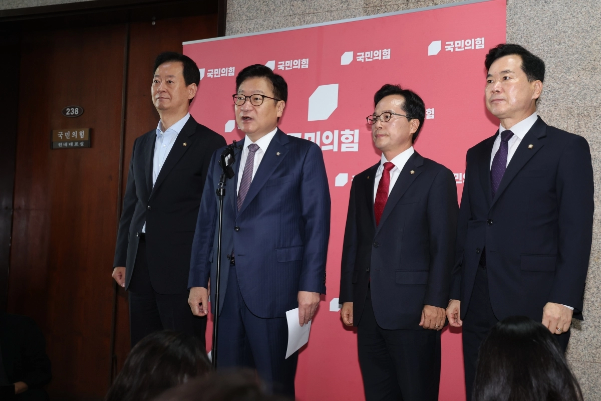 ‘멱살 소동’ 관련 브리핑하는 정점식 원내대표
