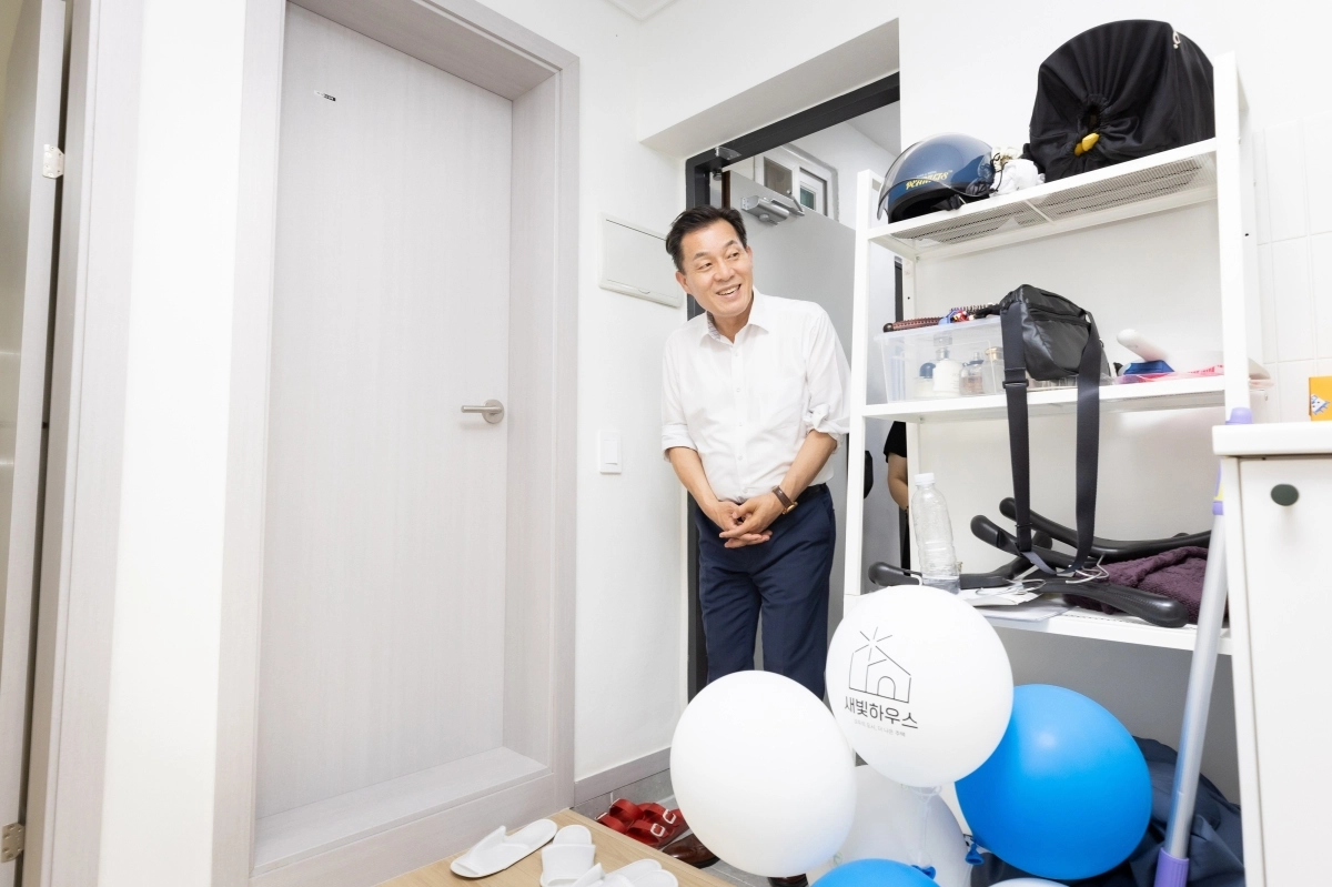 이재준 수원특례시장이 새빛하우스 집들이에 방문해 수리된 집을 살펴보고 있다. 수원시 제공