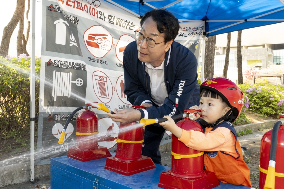 정명근 화성시장이 어린이날 영유아가족 어울림축제에서 어린이와 함께 소화기 사용 체험을 하고 있다. 화성시 제공