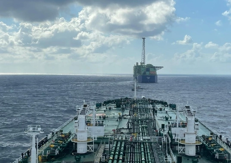 유조선이 지난 24일 초경질유를 선적을 위해 바로사 가스전 부유식 복합생산설비(FPSO)에 접안하고 있다. SK이노베이션 제공
