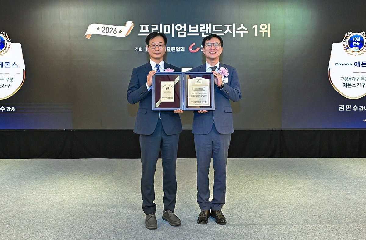 에몬스 김판수 감사(사진 왼쪽)가 문동민 한국표준협회 회장으로부터 인증패를 받고 있다. 에몬스 제공