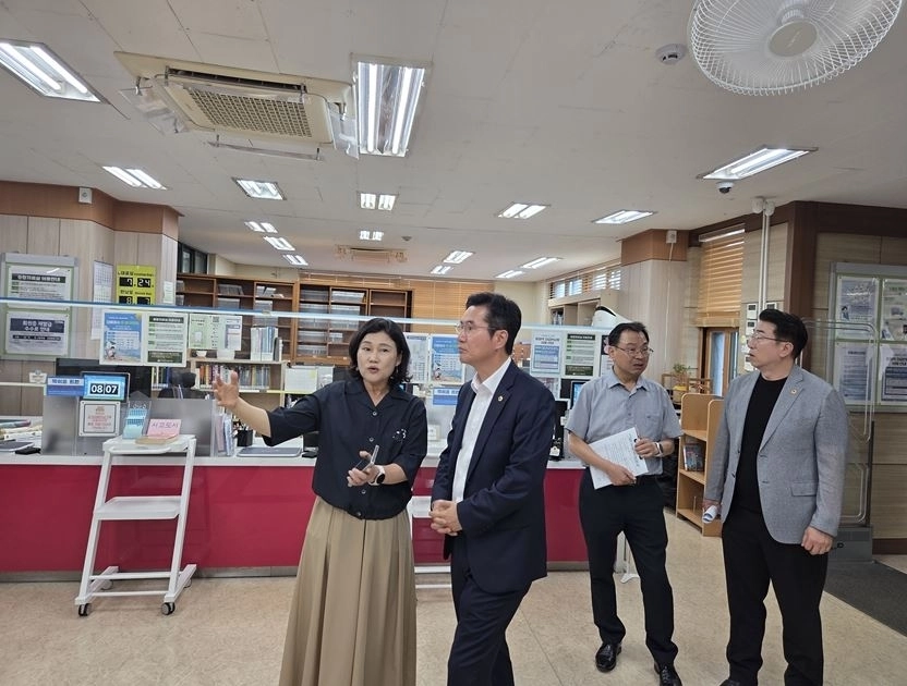 김호진 교육위원장(왼쪽에서 두 번째)이 서대문도서관 열람실을 방문해 시설 전반을 점검하고 있다. 서울시의회 제공