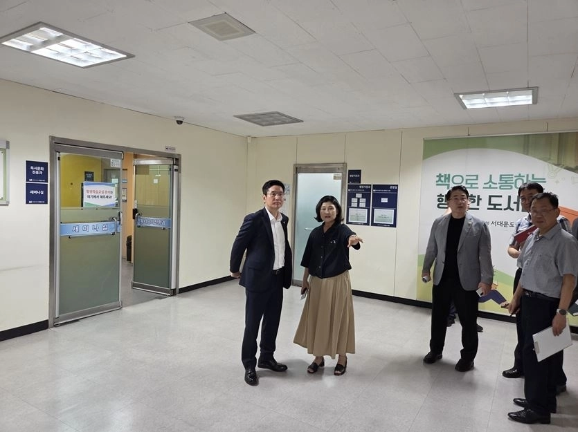 김호진 교육위원장(왼쪽에서 첫 번째)이 서대문도서관 직원이 근무하는 행정공간 등을 시찰하며 시설 전반을 점검하고 있다. 서울시의회 제공
