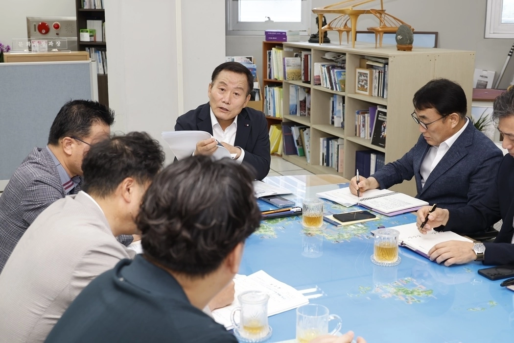 김태성 신안군수가 군청 내 주요 실·과를 직접 방문해 현안 문제들을 논의하고 있다. 사진은 23일 김 군수가 문화관광과를 찾아 직원들과 ‘체류형 관광 활성화’ 방안을 집중 논의하고 있는 모습. (신안군 제공)